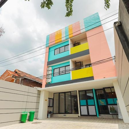 Sans Hotel Clover Ace Surabaya By Reddoorz ภายนอก รูปภาพ