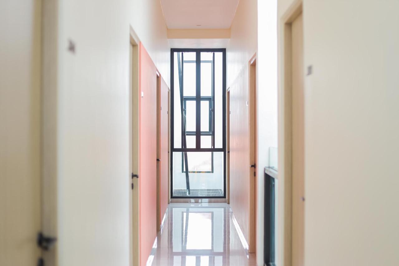 Sans Hotel Clover Ace Surabaya By Reddoorz ภายนอก รูปภาพ