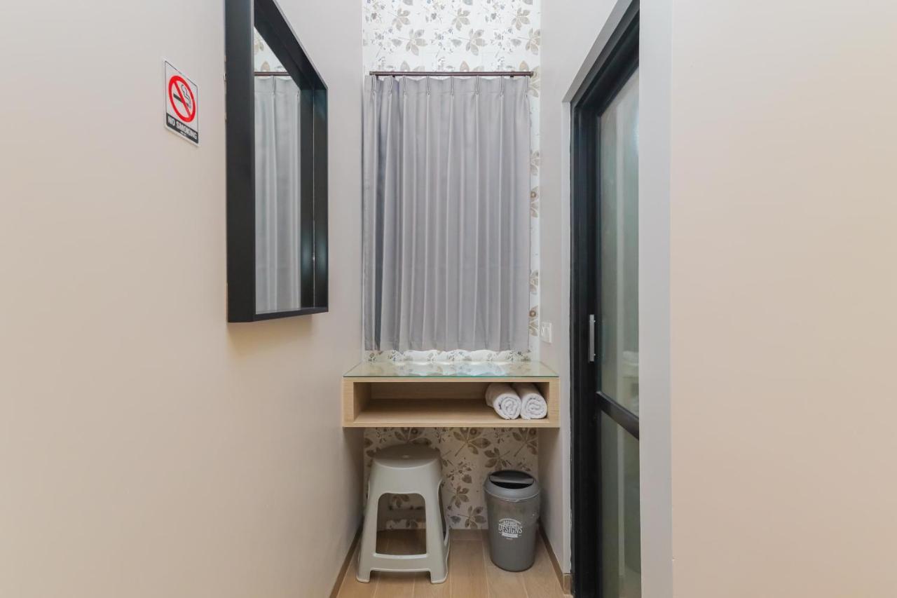 Sans Hotel Clover Ace Surabaya By Reddoorz ภายนอก รูปภาพ