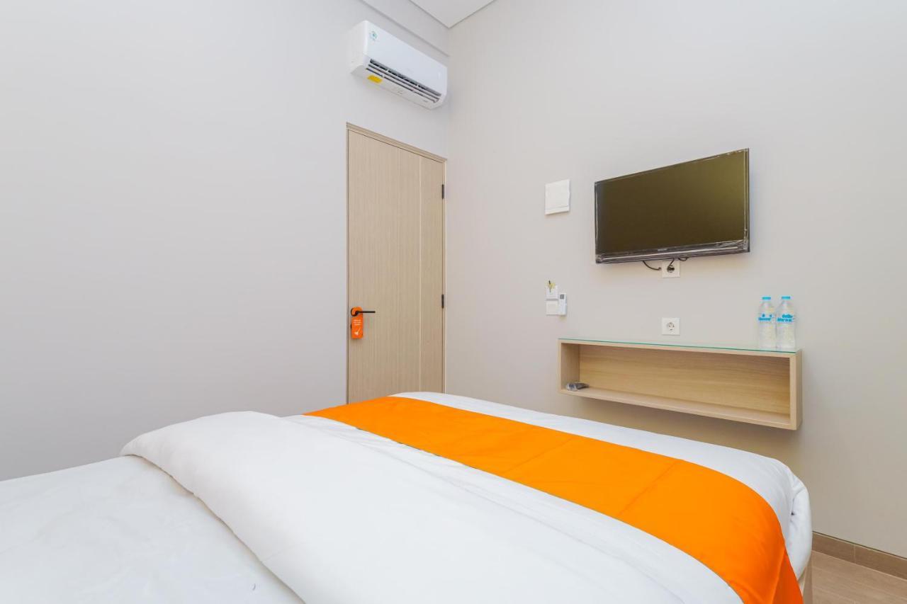 Sans Hotel Clover Ace Surabaya By Reddoorz ภายนอก รูปภาพ