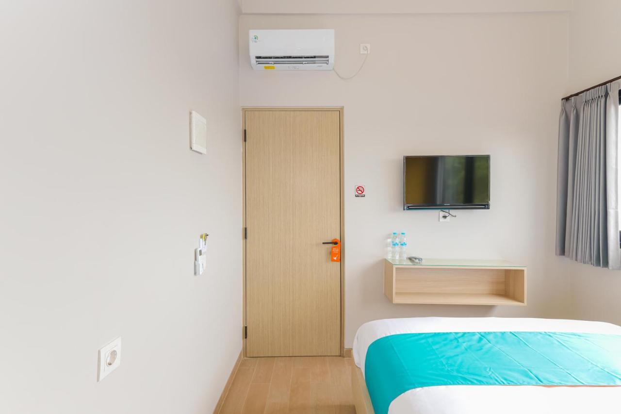 Sans Hotel Clover Ace Surabaya By Reddoorz ภายนอก รูปภาพ